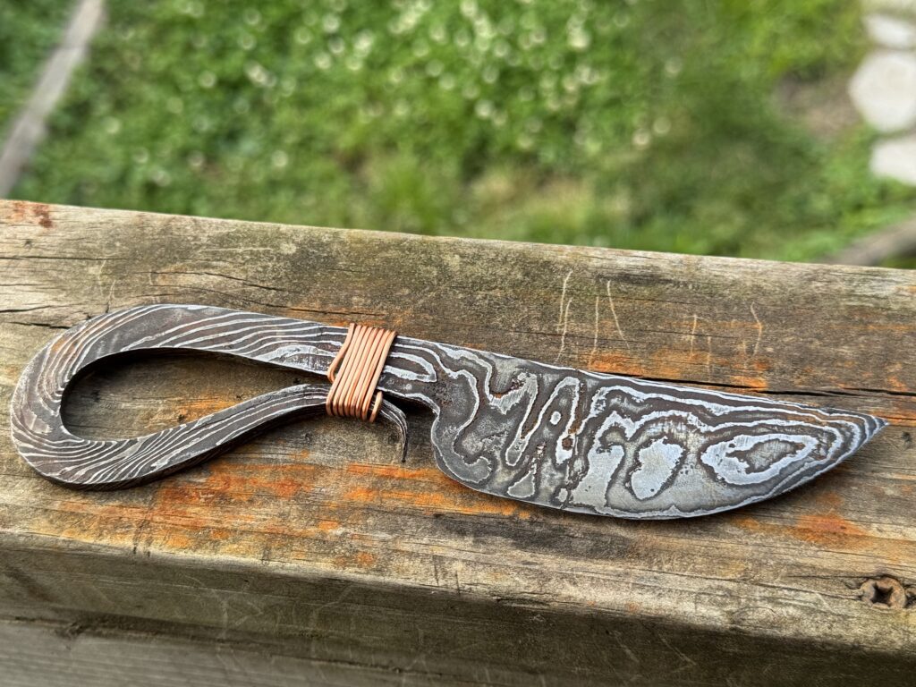 Damascus steel knife with copper wrap